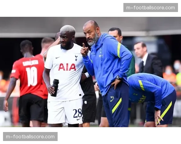 瞬间特写：雷恩后卫门线解围后激动捶地，力保球门不失