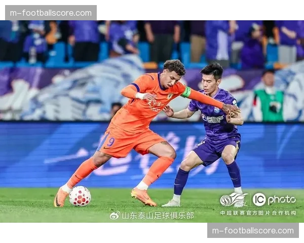 泽卡冲顶破门后跪地祈祷，山东泰山客场完成逆转